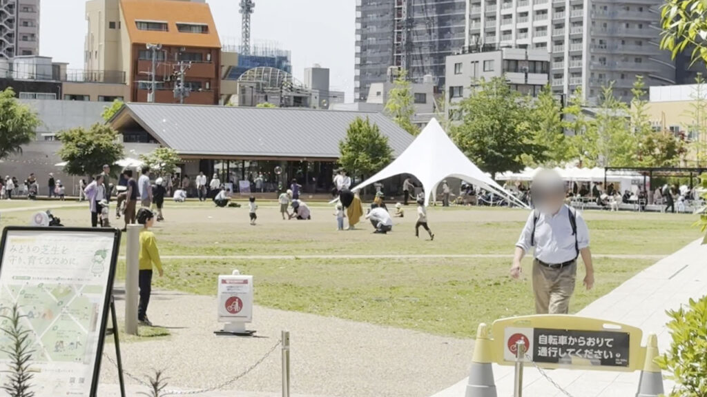 イケ・サンパーク内の芝生広場と、お洒落なカフェの外観