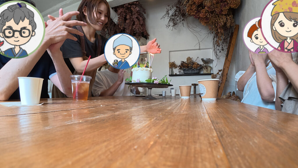 バースデーケーキを前に、笑顔が溢れるナカクさん