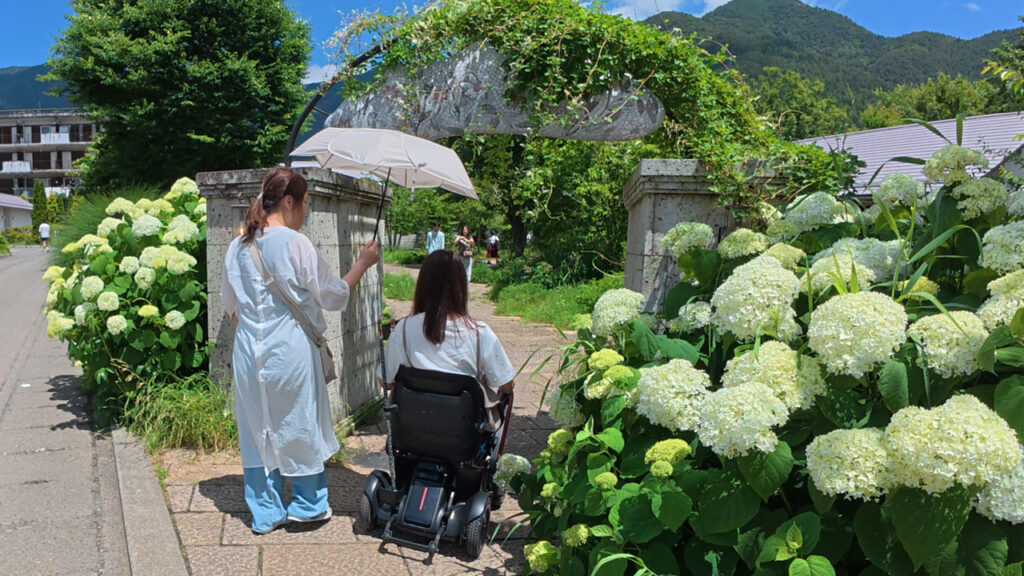 ラベンダーやアナベルが咲き誇る「花街道」を散策するmonさま