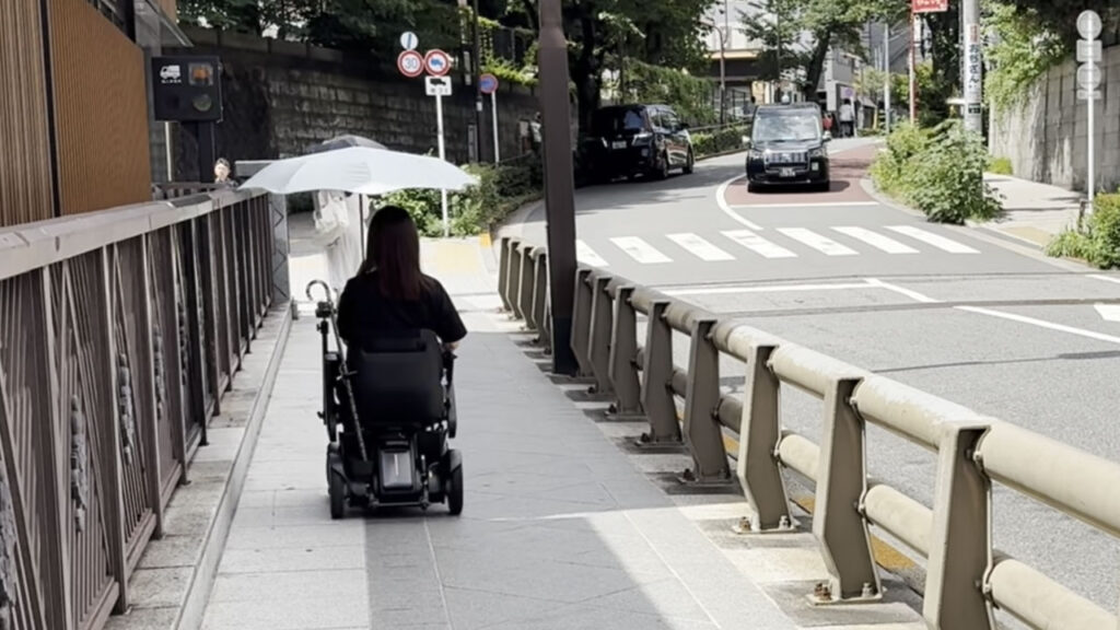日暮里駅から谷中銀座方面へ続く坂道を進むmonさま