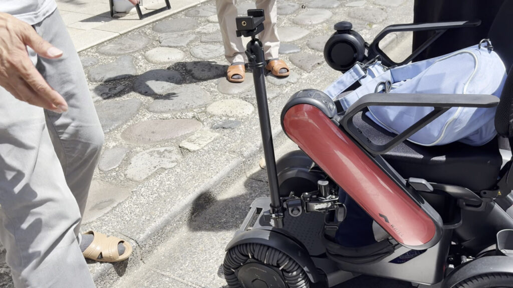 朝倉彫塑館の入口でスタッフの方とやり取り