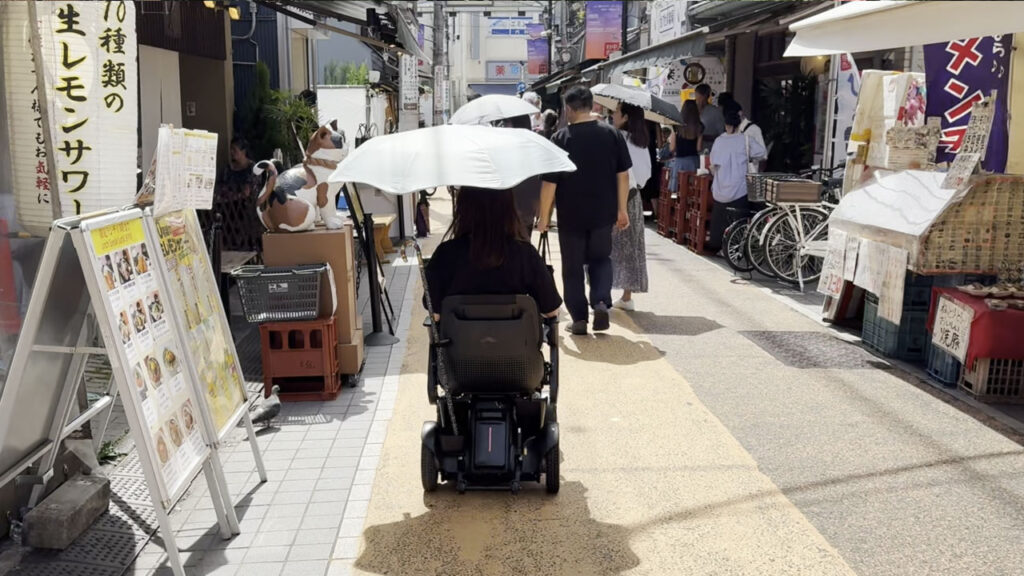 活気ある商店街をWHILLで進むmonさま