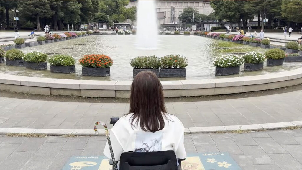 上野公園の噴水をバックに、トーハクへ向かうmonさま