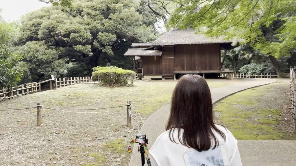 庭園内の舗装された道をスムーズに進むmonさま