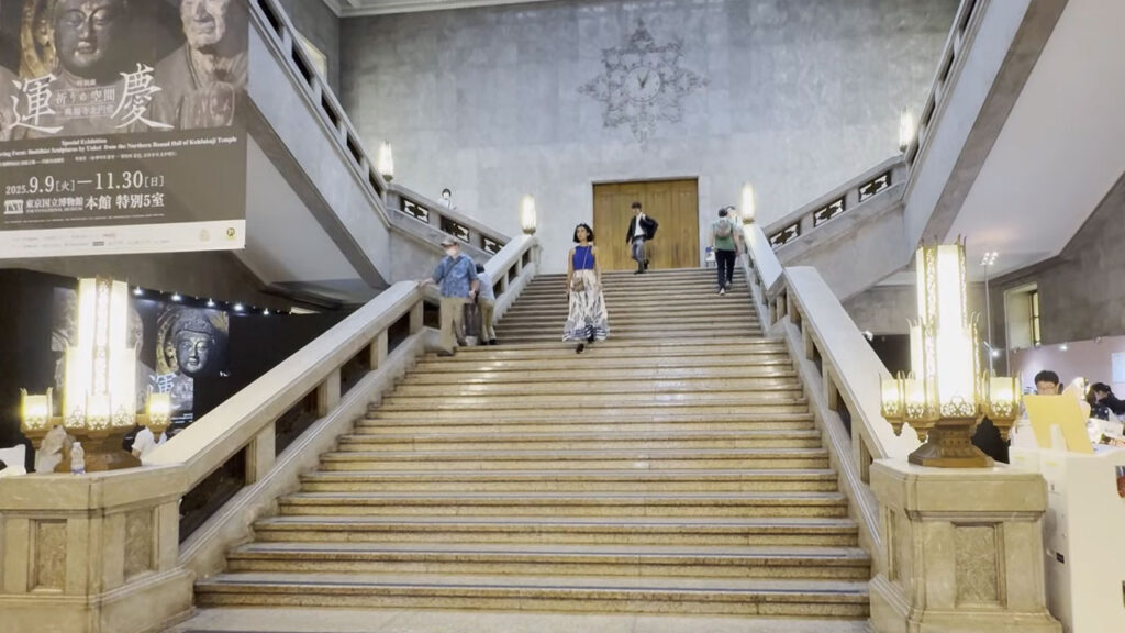 本館の美しい中央階段