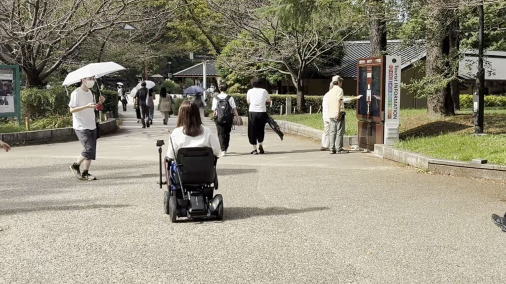 上野駅公園口からカフェへ向かうmonさま