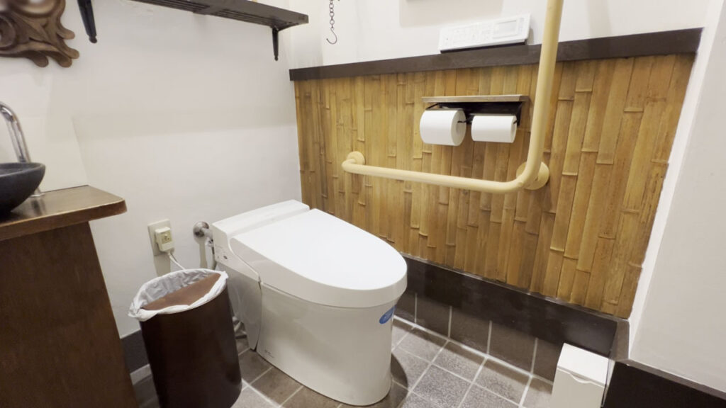 広々としたトイレ。手すり付きで安心です。